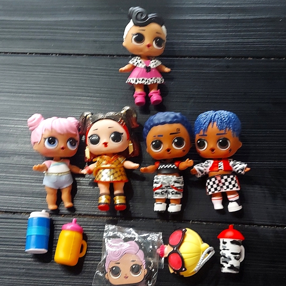 Five lol dolls with three bottles and a key chain, and a purse.